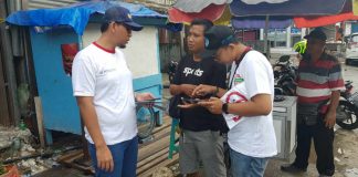 Caption : Kepala Cabang BPJS Kesehatan, Djamal Adriansyah saat mengedukasi tentang program JKN-KIS sambil perkenalkan aplikasi Mobile JKN kepada masyarakat di Pasar Hamadi Jayapura.
