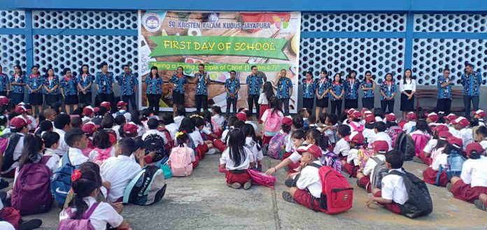 Caption : Hari Pertama masuk sekolah SD Kristen Kalam Kudus Jayapura mengikuti apel di lapangan SD SKKK Jayapura, Senin (15/07/2019) pagi