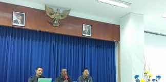 Kepala BPS Provinsi Papua, Simon Sapari didampingi Kepala Bidang Statistik Sosial, Bagas Susilo dan Kepala Bidang Statistik Ketahanan Sosial, Taufiq Fajar Dewanto, saat merilis berita resmi statistik di kantornya, Senin (15/07/2019).