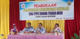 Caption : Kakanwil Kemenkum HAM Papua, Max didampingi Kabid Hukum, Kanwil Papua Sutrisno dan Kepala Sekolah SMA YPPK Taruna Tegasa, Abigael Marweri di SMA YPPK Taruna Tegasa Arso, mensosialisasikan pendidikan hukum bagi pelajar, Selasa (16/7/2019)
