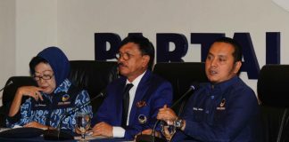 Caption : Sekjen DPP Partai Nasdem Johnny G Plate (tengah), Kepala Sekolah Legislatif Partai Nasdem Nining Indra Shaleh (kiri) dan Ketua DPP Partai Nasdem Willy Aditya memberikan keterangan pers persiapan "Sekolah Legislatif 2019" di kantor DPP Partai Nasdem, Jakarta, Senin (15/7).