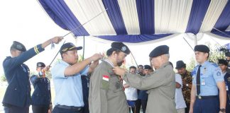Caption : Ketua Umum Partai Nasdem Surya Paloh disematkan Lencana Bintang Astha Hannas Utama dari Ketua Dewan Pembina Kampus Pembangunan Karakter Bangsa Indonesia Ernaya Suradinata (kedua kanan) di Sekolah NKRI, Kampus Pembangunan Karakter Bangsa Indonesia, Subang, Jawa Barat, Kamis (18/7).