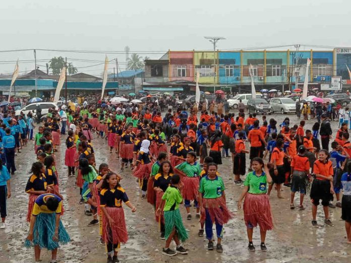 Caption : Suasana Tarian Seka asal Suku Komoro, kabupaten Mimika, Selasa (23/07/2019)