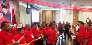 Caption : Ketua Bidang Kehormatan DPP PDI Perjuangan Komarudin Watubun, saat melantik pengurus baru DPD PDI Perjuangan Provinsi Papua, di Hotel Aston-Jayapura, Kamis (25/7/2019).