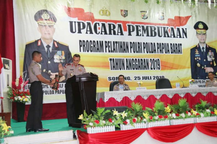 Caption : Kapolda Papua Irjen Pol Drs. Rudolf Albert, saat membuka Pelatihan Polri Polda Papua Barat Tahun 2019, di Gedung Sirambe Kota Sorong Provinsi Papua Barat, Kamis (25/07/2019) tadi pagi.