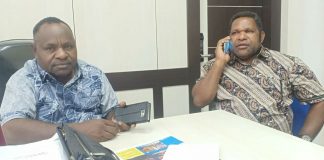 Caption : Dua legislator Papua dari Pegunungan Papua yakni, Bobirus Jikwa dan Gerson Somma, saat memberikan keterangan pers di kantor DPR Papua.