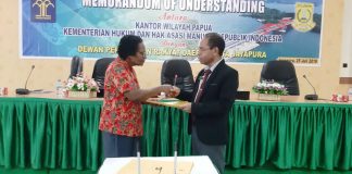 Caption foto : Wakil Ketua I DPRD Kota Jayapura, Mathelda Yakadewa berjabat tangan dengan Kepala Kantor Wilayah, Max Wambrauw usai penandatanganan MoU di Aula Lantai 3 Gedung DPRD Kota Jayapura, Kamis (25/7/2019)