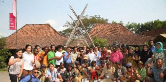 Bupati Keerom Muh. Markum bersama 37 kepala kampung berpose bersama seusai melihat secara langsung BUMDes Kampung Mataraman yang terletak di Kabupaten Bantul Yogyakarta
