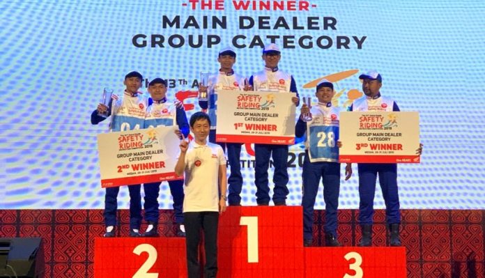 Peraih juara kompetisi AH-SRIC 2019 kategori Group Main Dealer Peraih juara kompetisi AH-SRIC 2019 kategori Group Main Dealer