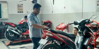 Branch Head Astra Motor Entrop, Riyanto saat mengawasi mekaniknya yang sedang melakukan servis sepeda motor customernya.(Foto/A. Jainuri)