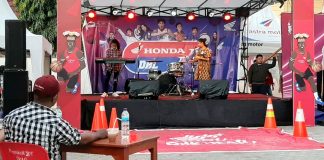 Salah satu peserta Honda Academy saat menampilkan bakat berolah vokalnya di depan juri di ajang Honda DBL 2019, di Halaman GOR Waringin Kotaraja, Kamis (22/8/19). (Foto/Jainuri-PapuaSatu.com)
