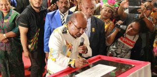 Caption : Gubernur Papua, Lukas Enembe, saat menandatangani prasasti peresmian Gedung II DPRP Papua, Kamis (1/8/2019)