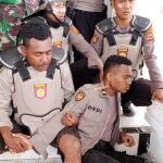Personil Brimob yang terkena panah di lehernya dalam aksi anarkis  di Kabupaten Deiyai