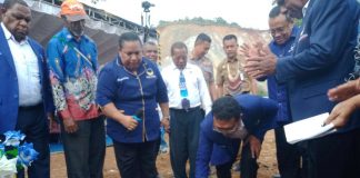 Caption : Wasekjen Bidang Renlitbang DPP NasDem, Dedy Ramanta, S.H., didampingi Ketua DPW NasDem Provinsi Papua, Mathius Awoitauw melakukan peletakan batu pertama pembangunan gedung kantor sekretariat DPW NasDem Papua, Senin (5/8/2019) sore.