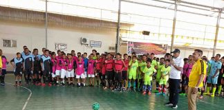 Caption : Wali Kota Jayapura, Dr Drs Benhur Tomi Mano, MM saat membuka lomba Futsal Walikota Cup 2019 didampingi oleh Kepada Dinas Pemuda dan Olahraga (Dispora) Kota Jayapura, Rocky Bebena di Lapangan Boulevard Entrop-Jayapura, Senin (5/8/2019)