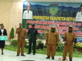 Caption : Bupati Deiyai, Ateng Edowai didamping Wakil Bupati menyerahkan cinderamata kepada Kepala Dinas Kesehatan Kornelis Pakage, Senin (5/07/2019).