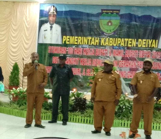 Caption : Bupati Deiyai, Ateng Edowai didamping Wakil Bupati menyerahkan cinderamata kepada Kepala Dinas Kesehatan Kornelis Pakage, Senin (5/07/2019).