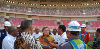 Caption : Menteri PPN/Bappenas, Prof. Bambang Permadi Soemantri Brodjonegoro, S.E., M.U.P., saat mengunjungi Stadion Papua Bangkit, Rabu (7/8/2019) sore.