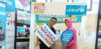 Caption : Immunisation Officer Unicef Indonesia, dr. Husni didamping Ibu Bhayangkari, saat berada di Stand untuk ikut memeriahkan pameran pembangunan Kota Jayapura