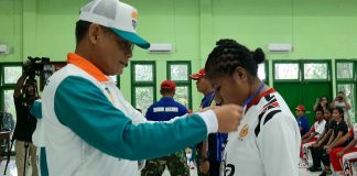 Kasdam XVII/Cenderawasih, Brigjen TNI Irham Waroihan saat mengalungkan tanda peserta kepada perwakilan atlet di Rindam XVII/Cenderawasih, Senin (2/9/19)