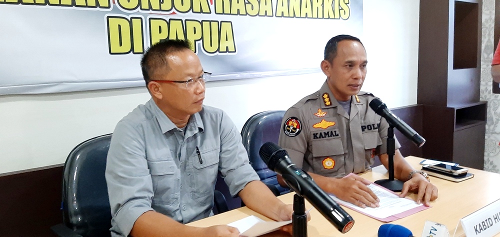 Dir Reskrimum Polda Papua, Kombes Pol Tony Harsono didampingi Kabid Humas Polda Papua, Kombes Pol AM Kamal, saat member keterangan pers di Press Room Polda Papua, Senin (9/9/19)