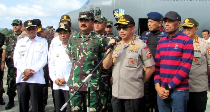 Kapolri Jenderal Pol. Tito Karnavian bersama Panglima TNI, Marsekal TNI Hadi Tjahjanto dan sejumlah pejabat lainnya saat member keterangan pers di Base Ops Lanud Silas Papare, Sentani, Rabu (4/9/19).(foto : Jainuri/PapuaSatu.com)