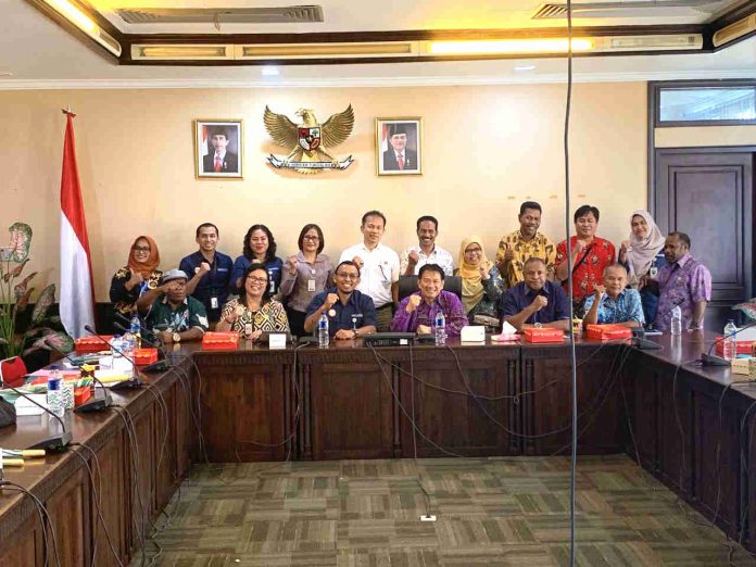 Caption : Foto bersama dengan Kepala BPJS Kesehatan Cabang Jayapura, Djamal Adriansyah dan Sekda serta beberapa Dinas di kabupaten Mimika