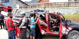 Aparat Polres Tolikara saat melakukan razia senjata tajam di Jalan Kogome (Depan Pos Lantas Res Tolikara), Selasa (3/9/2019)