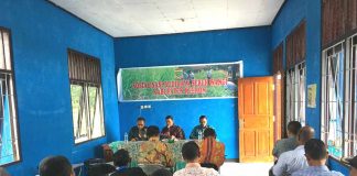Caption: Bupati Keerom Muh. Markum didampingi Kepala Bappeda Agus Salim dan Kepala Dinas Pertanian dan Perikanan Sunar saat memberikan sosialiasi budidaya sereh kepada petani.
