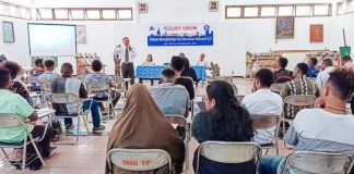 Caption : Dosen Seni Tari ISBI Tanah Papua, Surya Peradantha, S.Sn. M. Sn, saat memberikan kuliah umum kepada mahasiswa/I ISBI Tanah Papua, Rabu (11/09/2019).