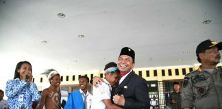 Caption: Lany Ohe yang langsung memeluk Bupati Keerom Muh. Markum ketika dirinya dihadiahi satu unit sepeda motor dalam acara Hari Perhubungan Nasional dan HUT Lantas Indonesia yang berlangsung di Kantor Otonom Kabupaten Keerom.