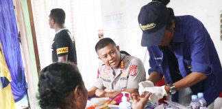 Caption : Salah satu tim medis saat melakukan pemeriksaan kepada mama-mama Kampung Hamadi, distrik Jayapura Selatan, Sabtu (21/09/2019).