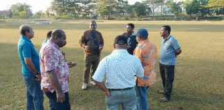 Caption : Ketua dan anggota Komisi V DPR Papua, saat meninjau lapangan Hockey, Jum'at (20/9/2019) sore.