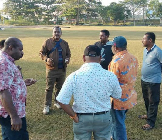 Caption : Ketua dan anggota Komisi V DPR Papua, saat meninjau lapangan Hockey, Jum'at (20/9/2019) sore.