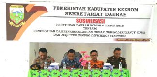 Caption : Sekda Keerom Drs. Blasius Waluyo Sejati, MM didampingi Asisten 1 Keerom, Wakapolres Keerom dan Kajari Jayapura, saat menghadiri sosialisasi Perda Nomor 9 Tahun 2019 tentang pencegahan dan penanggulangan Human Immunodefilcancy Virus di Aula Distrik Manem, Kamis (19/09/2019).