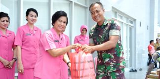 Ketua Bhayangkari Daerah Papua Ny. Watie Rudolf A. Rodja saat menyerahkan bekal makan siang kepada Personil TNI BKO Polda Papua yang berada di Pos Bank Indonesia, Rabu (25/9/19)
