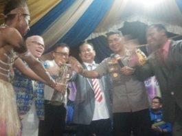 Caption : Kapolres Jayapura AKBP Victor Dean Mackbon, SH.,SIK.,MH.,M.Si, ketika memukul tifa sevagai tanda dibukanya perayaan Hut Gpdi Tanah Papua, di lapangan upacara gunung merah sentani, Rabu (25/9/2019) malam.