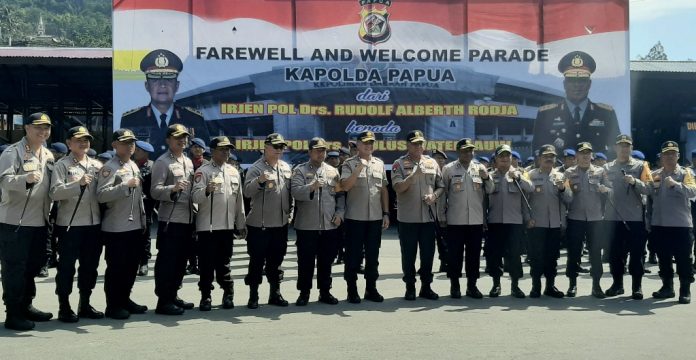 Kapolda Papua dari Irjen Pol. Drs. Rudolf A. Rodja bersama mantan kapolda, Irjen Pol. Drs. Paulus Waterpauw saat berfoto bersama para kapolres se-Provinsi Papua usai penyerahan Pataka Polda Papua, Rabu (2/10/19)