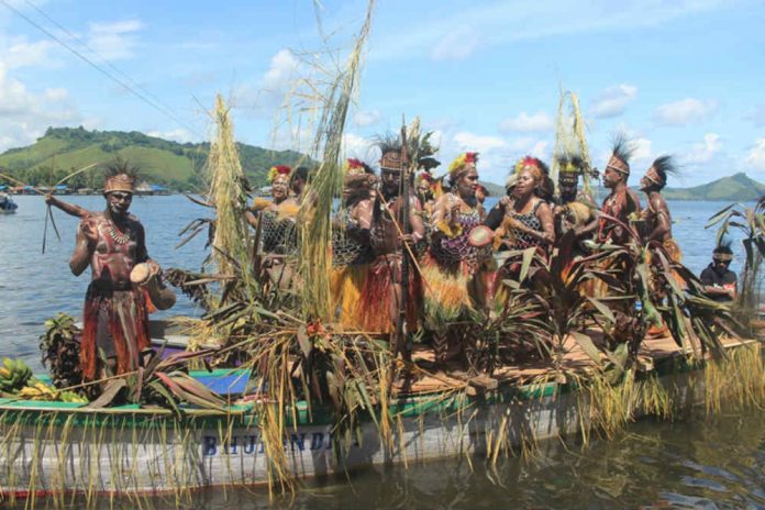 Caption : Salah satu atraksi seni dan budaya, yaitu menari diatas perahu (Isolo) yang diperagakan oleh masyarakat sentani. Foto: Is/PaspuaSatu.com
