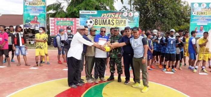 Caption: Suasana pembukaan turnamen Futsal Bumas Cup II yang dibuka Danramil 1711-13/GTR.