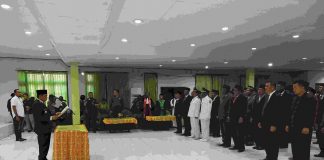 Bupati Keerom Muh. Markum, SH. MH.MM saat melantikan pejabat tinggi pratama, kepala sekolah dan pengawas sekolah dilingkungan Pemkab Keerom Tahun 2019, di Aula Kantor Bupati Keerom, Jumat (11/10).