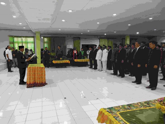 Bupati Keerom Muh. Markum, SH. MH.MM saat melantikan pejabat tinggi pratama, kepala sekolah dan pengawas sekolah dilingkungan Pemkab Keerom Tahun 2019, di Aula Kantor Bupati Keerom, Jumat (11/10).
