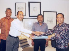 Caption : Direktur Utama PT. BPR SUNNI Jayapura, Patrisius Randa, SH.MH, menyerahkan tugas dan jabatan sebelumnya kepada Abdul Haris Basri disaksikan langsung oleh Owner PT BPR SUNNI, di Hotel Suni Garden Lake, Sentani-Kabupaten Jayapura, Rabu (02/10/2019) siang.
