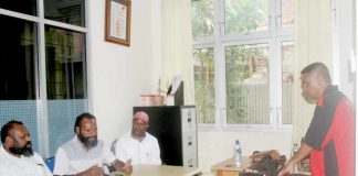 Caption : Ketua Harian KPA Provinsi Papua Yan Matuan (tengah), didampingi Koordinator Devisi SDM Berni Pagawakdan Hamba Tuhan dari Tim Devisi Penyelamat KPA Provinsi Papua Pdt. Obet Wamo, memberikan keterangan pers di Kantor KPA Provinsi Papua, Dok II- Jayapura, Kamis (10/10/2019).