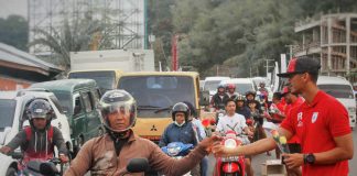 Caption : Tim Mutiara Hitam Saat membagikan bunga dan Air Mineral serta pembatas buku di Taman Imbi Jayapura, Senin (14/10/2019).