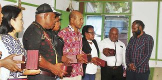 Caption : Para Koordinator Devisi dan Staf KPA Provinsi Papua, saat menerima Purtier Placenta dari Ketua Harian KPA, Yan Matuan untuk siap turun ke tujuh wilayah adat.