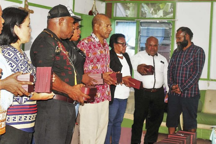 Caption : Para Koordinator Devisi dan Staf KPA Provinsi Papua, saat menerima Purtier Placenta dari Ketua Harian KPA, Yan Matuan untuk siap turun ke tujuh wilayah adat. Caption : Para Koordinator Devisi dan Staf KPA Provinsi Papua, saat menerima Purtier Placenta dari Ketua Harian KPA, Yan Matuan untuk siap turun ke tujuh wilayah adat.