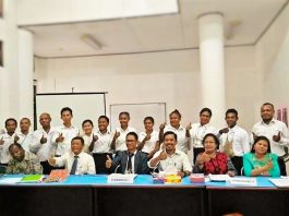 Caption : Rektor ISBI Papua Prof. DR. I Wayan Rai S. MA bersama Dosen Penguji dan Mahasiswa Semester Akhir, saat foto bersama di ruang ujian Kampus ISBI Papua, Jum’at 18 Oktober 2019. Foto : Miki Wuka/PapuaSatu.com