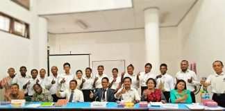Caption : Rektor ISBI Papua Prof. DR. I Wayan Rai S. MA bersama Dosen Penguji dan Mahasiswa Semester Akhir, saat foto bersama di ruang ujian Kampus ISBI Papua, Jum’at 18 Oktober 2019. Foto : Miki Wuka/PapuaSatu.com