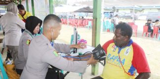 Caption : Salah salah petugas kesehatan Bid Dokkes Polda Papua, saat menggelar pengobatan di Pantai Kalhote, Sentani Kabupaten Jayapura